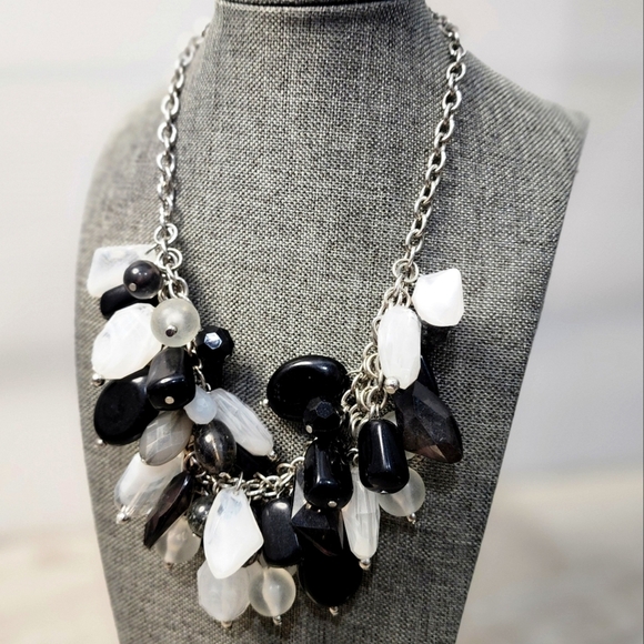Black and white statement chunky necklace - Picture 1 of 8